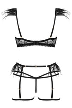 Sensual lace bra set with feather effect