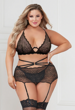 Romantic underwired lace bra and garter set
